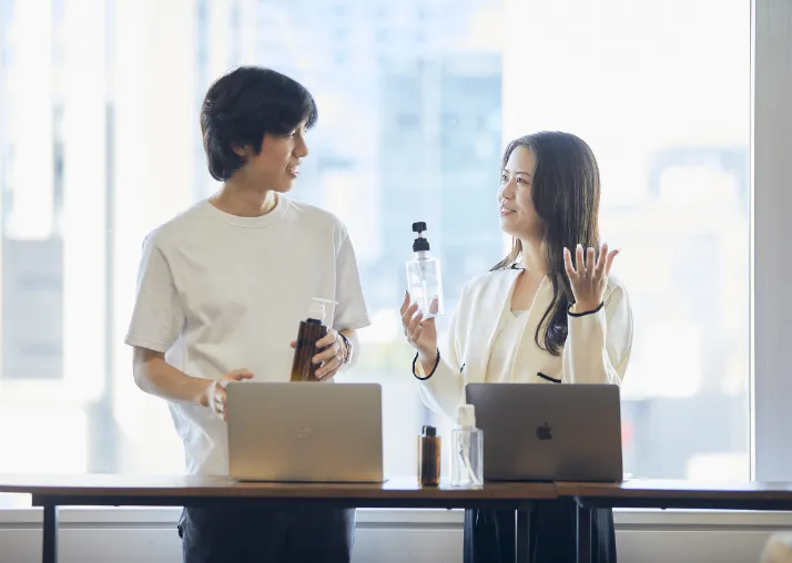 男女が話している画像
