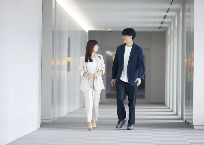 男女二人組が歩いている画像